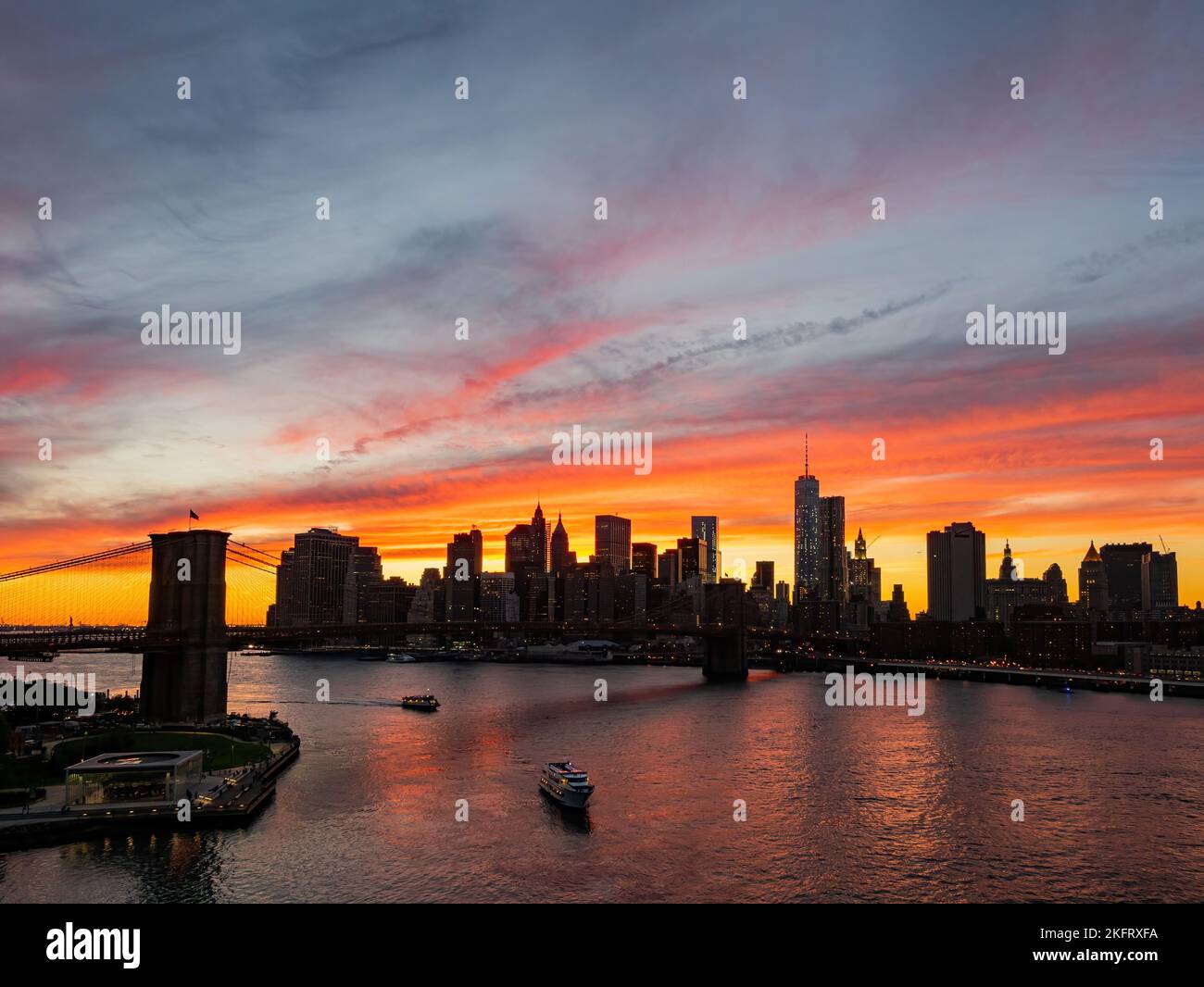 Sunset afterglow of the Brooklyn Bridge and New York City skyline at ...