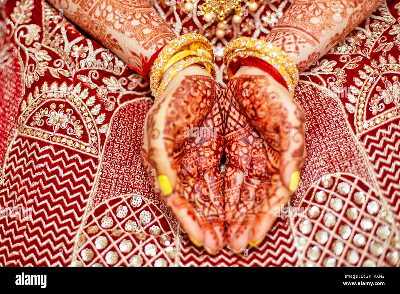 Traditional bridal jewelry and henna decoration on the hands of Hindu