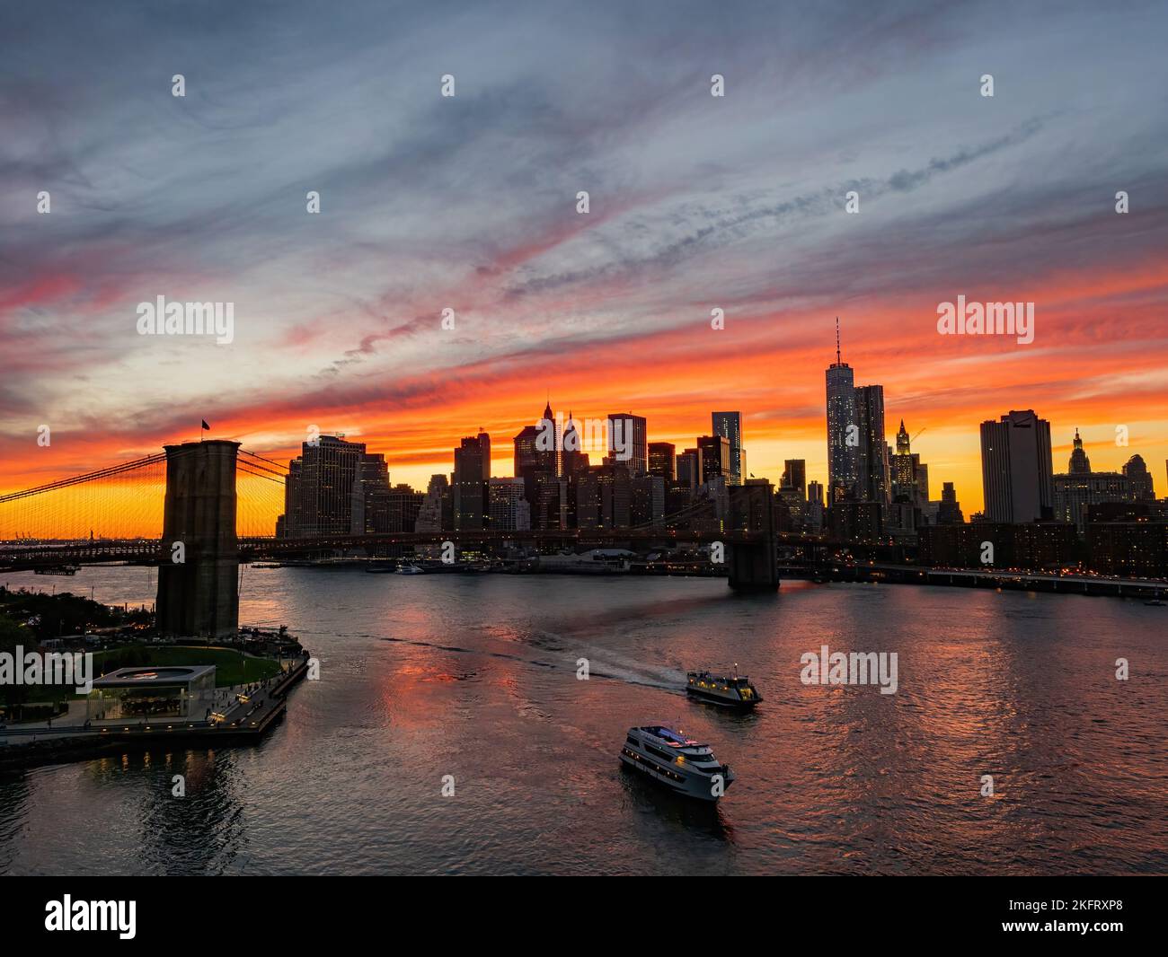 Sunset afterglow of the Brooklyn Bridge and New York City skyline at ...