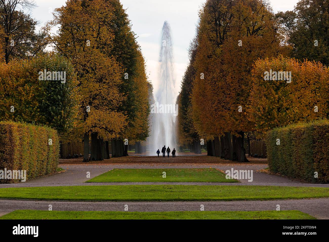 Strollers, silhouettes in front of the Great Fountain, Great Garden, dreary autumn weather, Herrenhäuser Gardens, Hanover, Lower Saxony Stock Photo