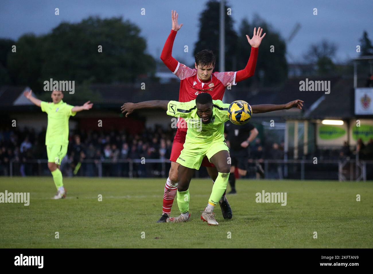 Daniel Emovon of Wingate & Finchley and Joe Christou of Hornchurch during Hornchurch vs Wingate & Finchley, Pitching In Isthmian League Premier Divisi Stock Photo