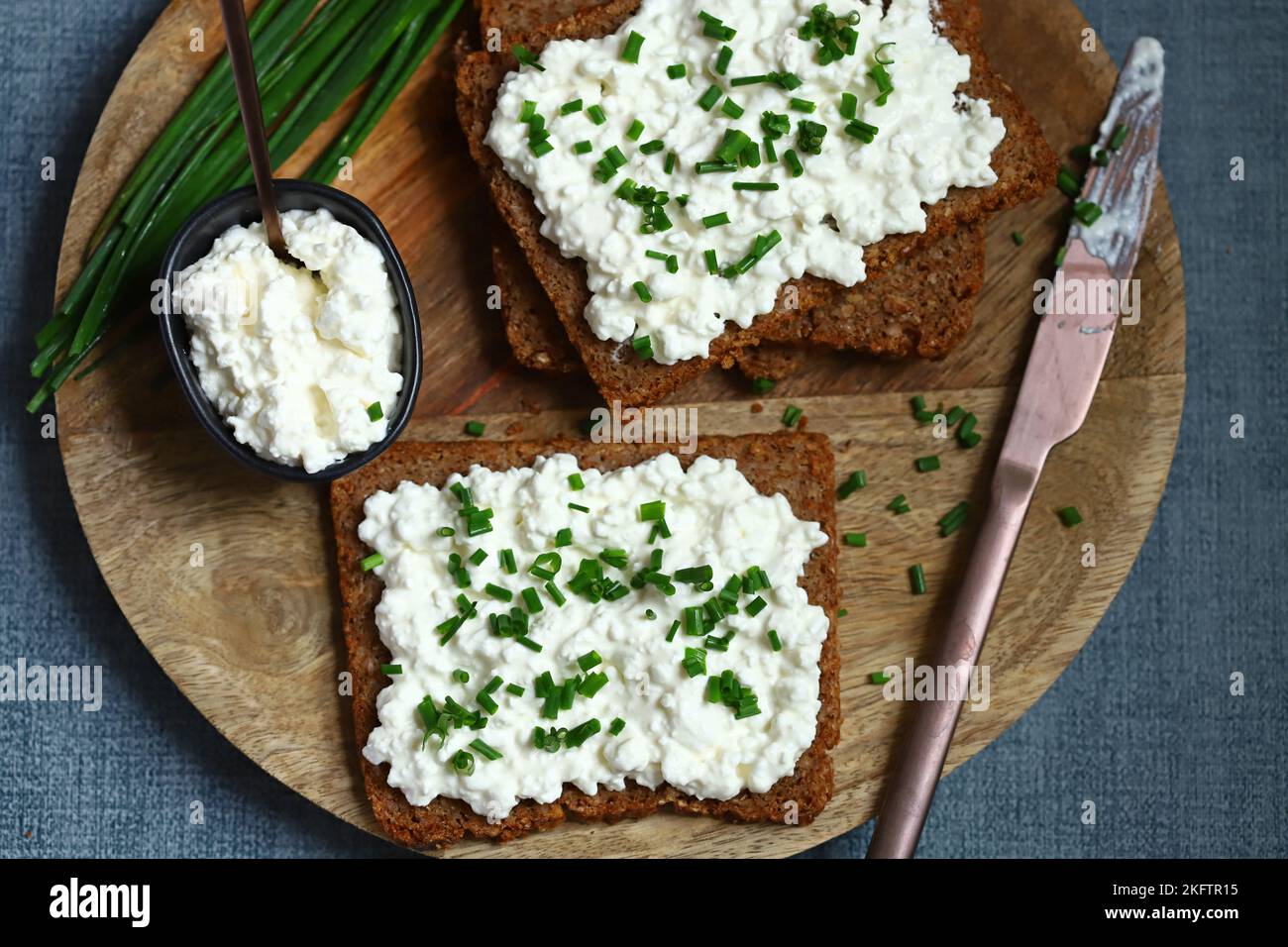 Open sandwiches with rye bread and white cottage cheese with green