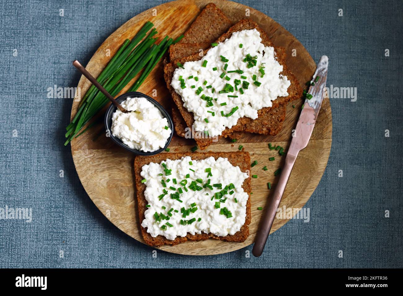 Open sandwiches with rye bread and white cottage cheese with green onions. Healthy breakfast or snack. Stock Photo