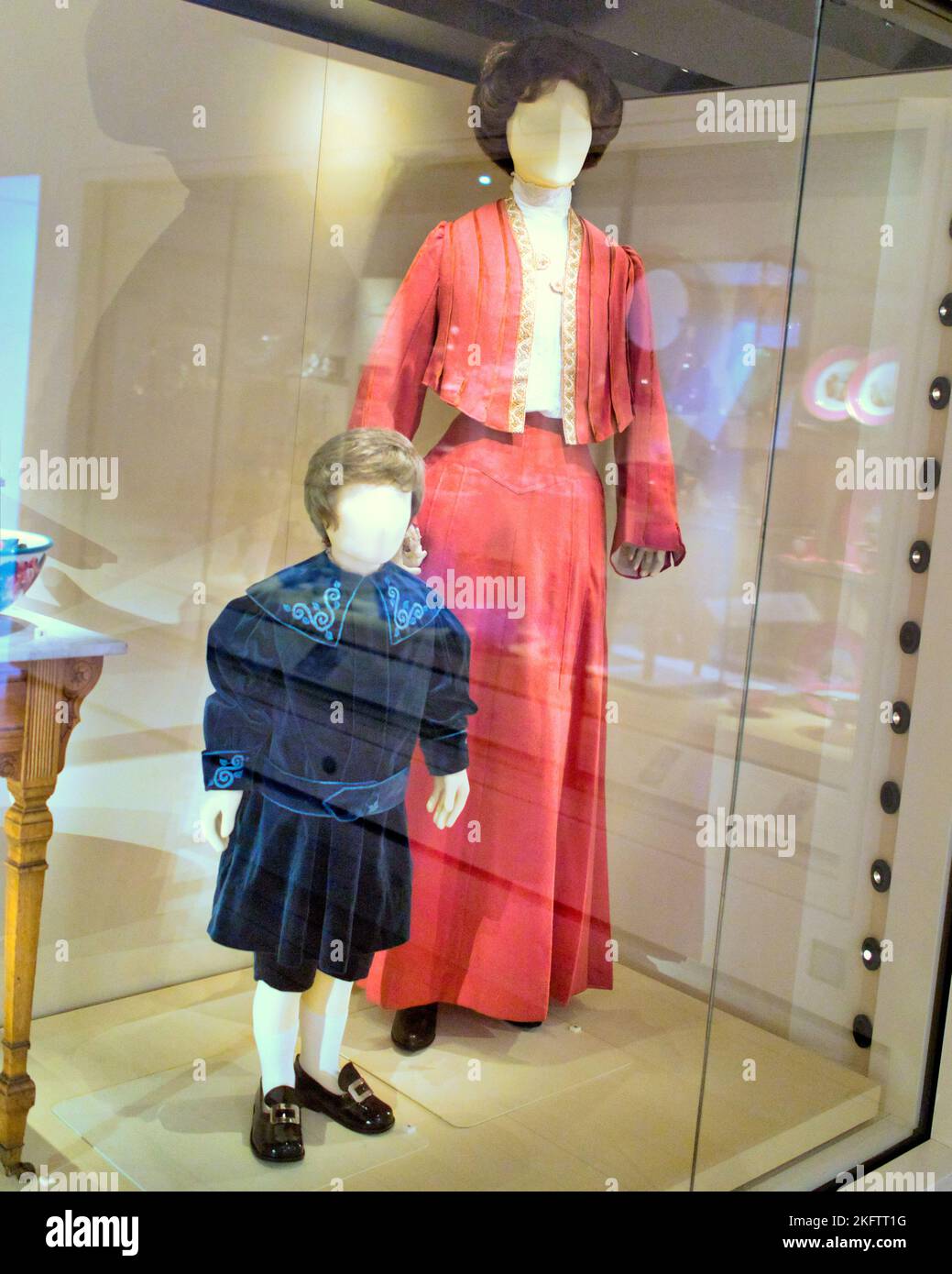 Victorian mother and child costumes National Museum of Scotland,  Chambers St, Edinburgh EH1 1JF Stock Photo