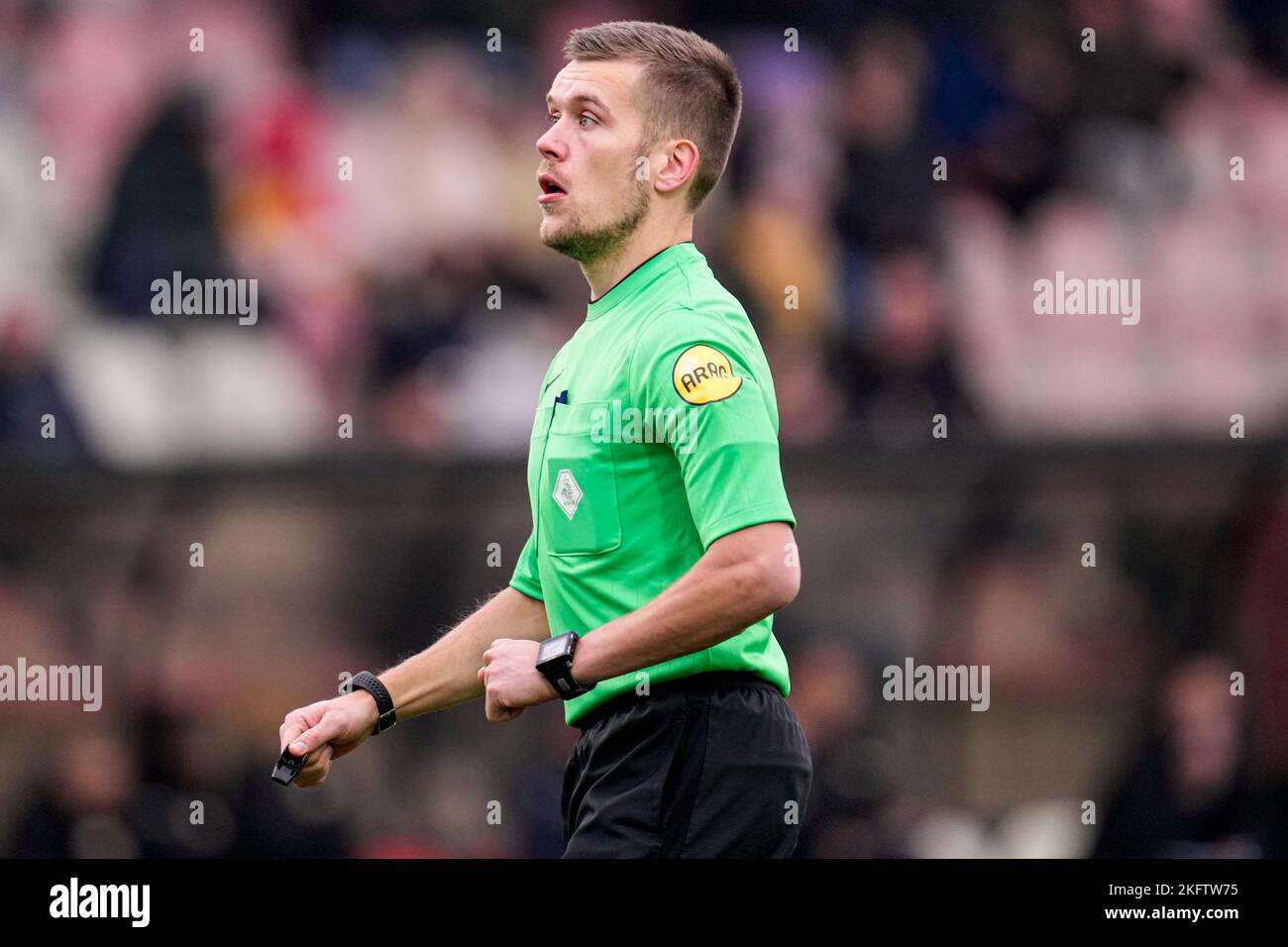 DUIVENDRECHT, NETHERLANDS - NOVEMBER 20: referee Robin Brinkman during the Dutch Azerion Womens Eredivisie match between Ajax and PSV Eindhoven at De Toekomst on November 20, 2022 in Duivendrecht, Netherlands (Photo by Patrick Goosen/Orange Pictures) Stock Photo
