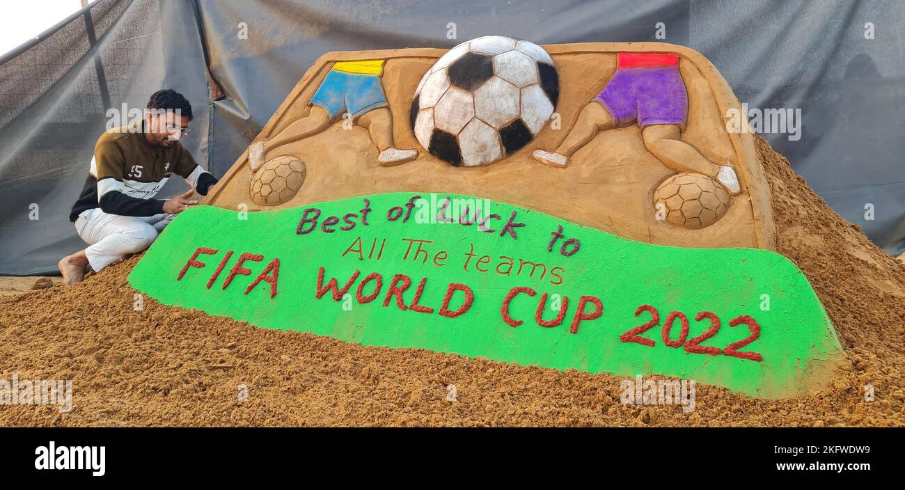 Pushkar, India. 20th Nov, 2022. Sand artist Ajay Rawat creates a sand