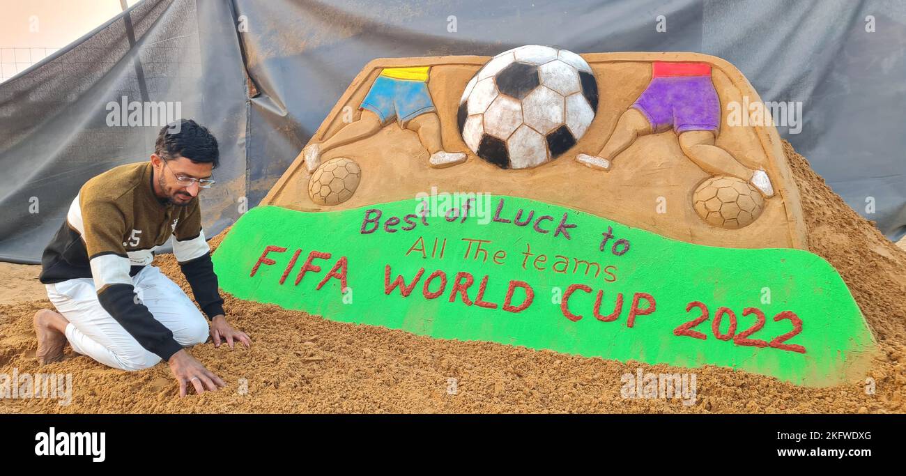 Pushkar, India. 20th Nov, 2022. Sand artist Ajay Rawat creates a sand