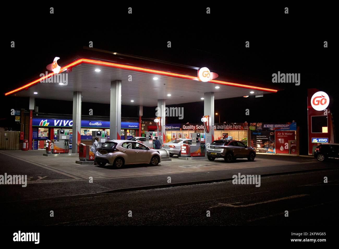 go garage service station at night with cars refuelling in the uk Stock Photo