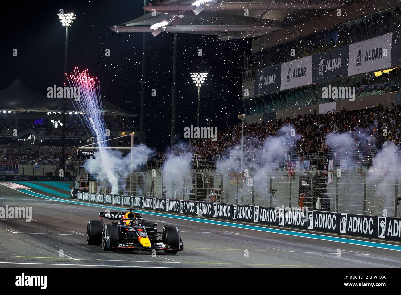 01 VERSTAPPEN Max (nld), Red Bull Racing RB18, action during the Formula 1 Etihad Airways Abu Dhabi Grand Prix 2022, 22nd round of the 2022 FIA Formula One World Championship from November 18 to 20, 2022 on the Yas Marina Circuit, in Yas Island, Abu Dhabi - Photo Antonin Vincent / DPPI Stock Photo