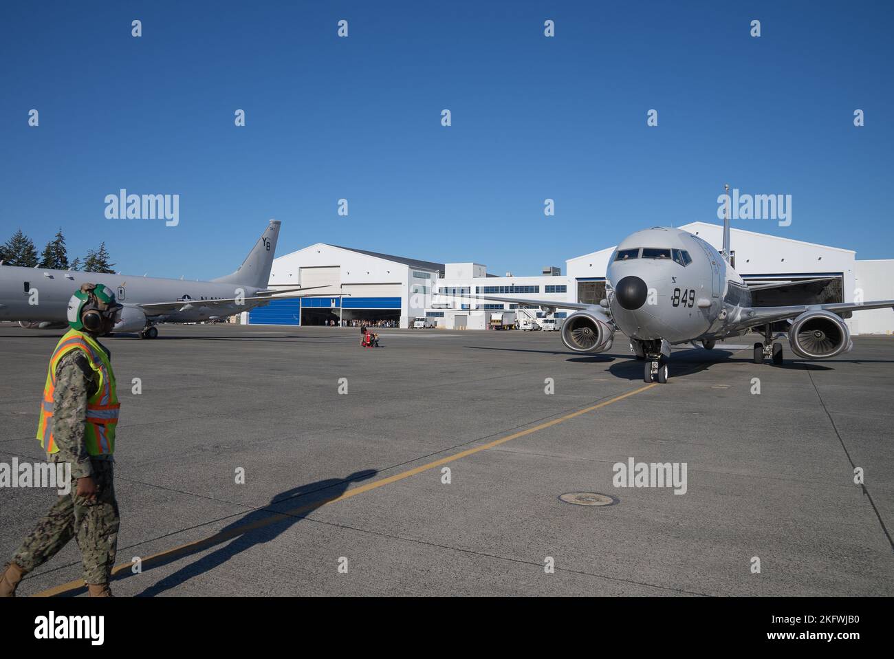 221011-N-AN659-1015 Naval Air Station Whidbey Island, Wash. (Oct. 02, 2022) – Aviation Structural Mechanic 3rd Class Stephon Bonaldi attached to Patrol Squadron (VP) 46, the ‘Grey Knights’, guides a P8-A Poseidon to a parked position at Naval Air Station Whidbey Island (NASWI), Oct. 11, 2022. VP-46 returned to their homeport at NASWI after a six-month deployment to support operations for Commander, Task Force (CTF) 57 and 67. Stock Photo