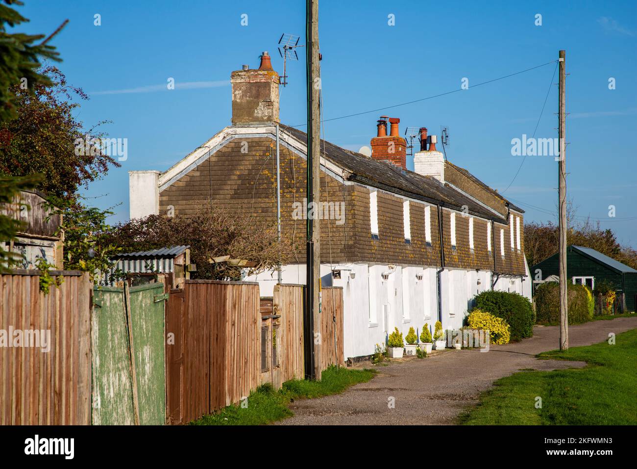 Cottages alongside the Gloucestershire and Shaprness Canal, Gloucestershire, UK Stock Photo
