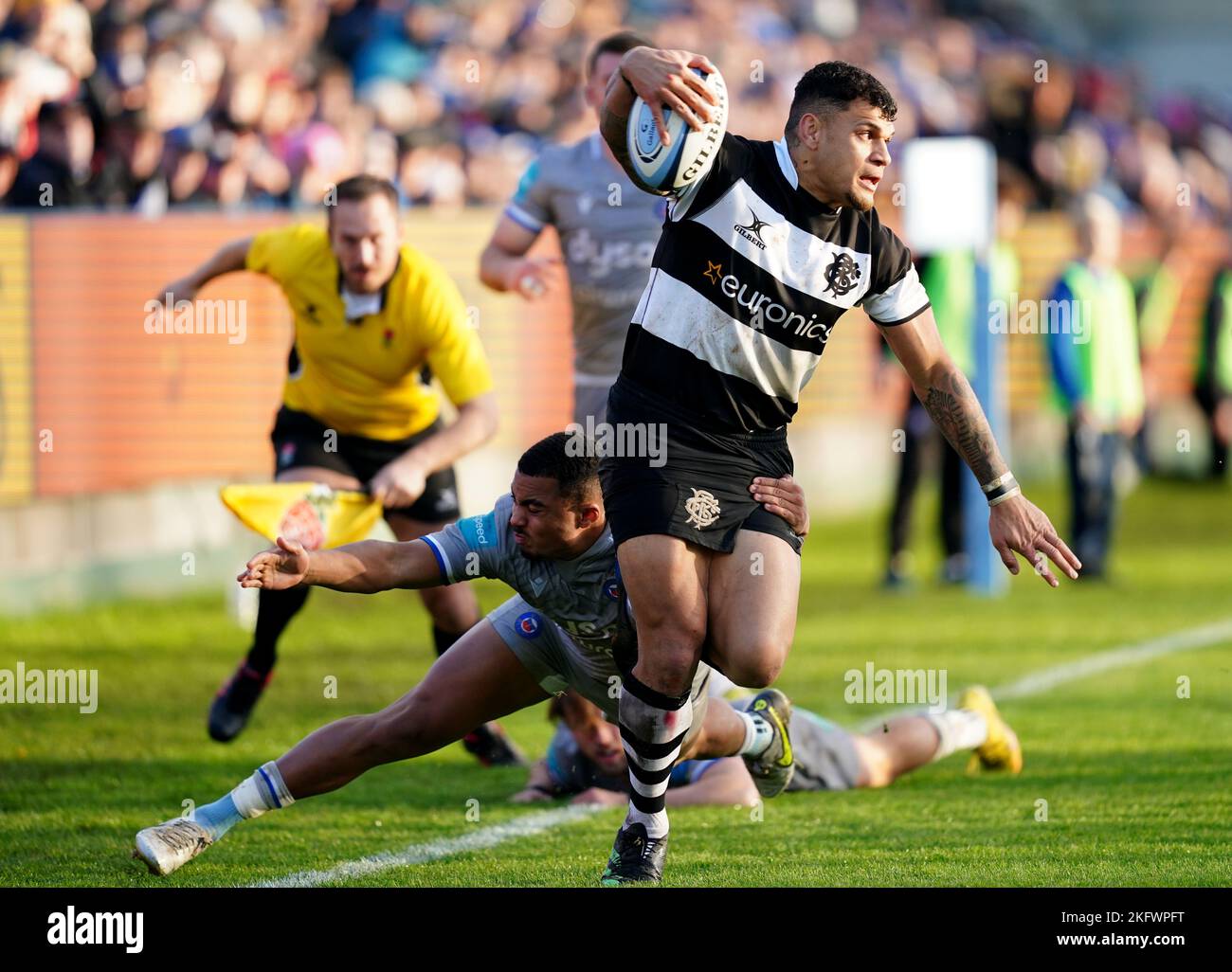 Barbarians’ Luther Burrel (right) in action during the friendly match at The Recreation Ground, Bath. Picture date: Sunday November 20, 2022. Stock Photo