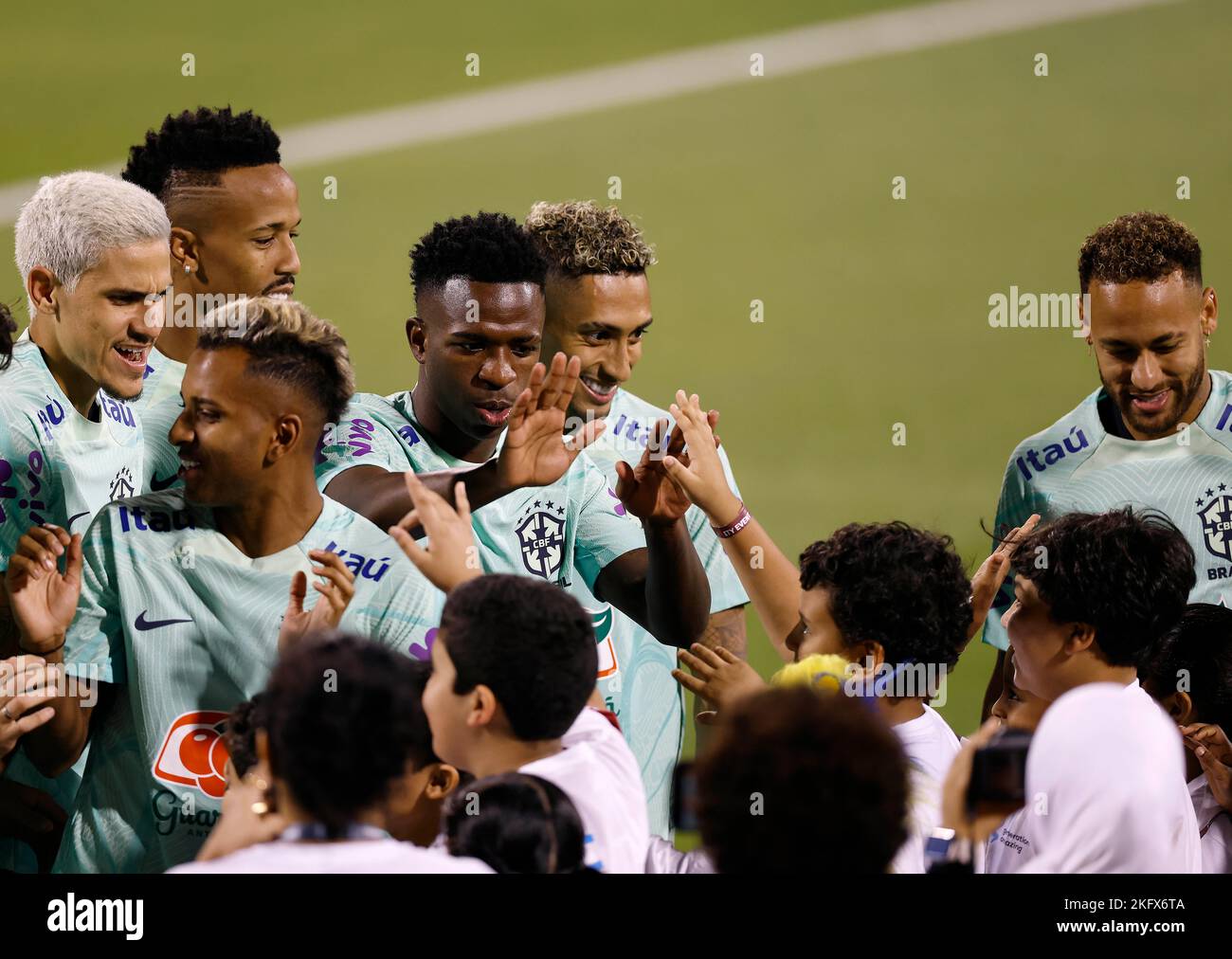 Vini Júnior com crianças durante o Treino da Seleção Brasileira para a ...