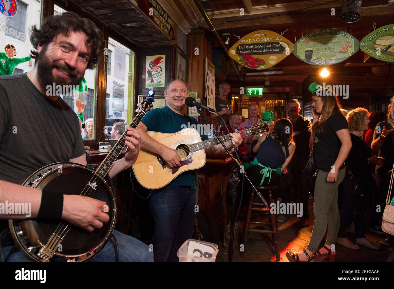 Samedi soir dans le qurtier dublinois de temple bar.. entre football et music. Les bars et les rues s'emplissent d'une ambiance incroyable. Templebar, Stock Photo