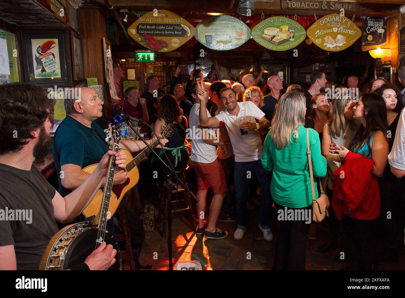Samedi soir dans le qurtier dublinois de temple bar.. entre football et music. Les bars et les rues s'emplissent d'une ambiance incroyable. Templebar, Stock Photo