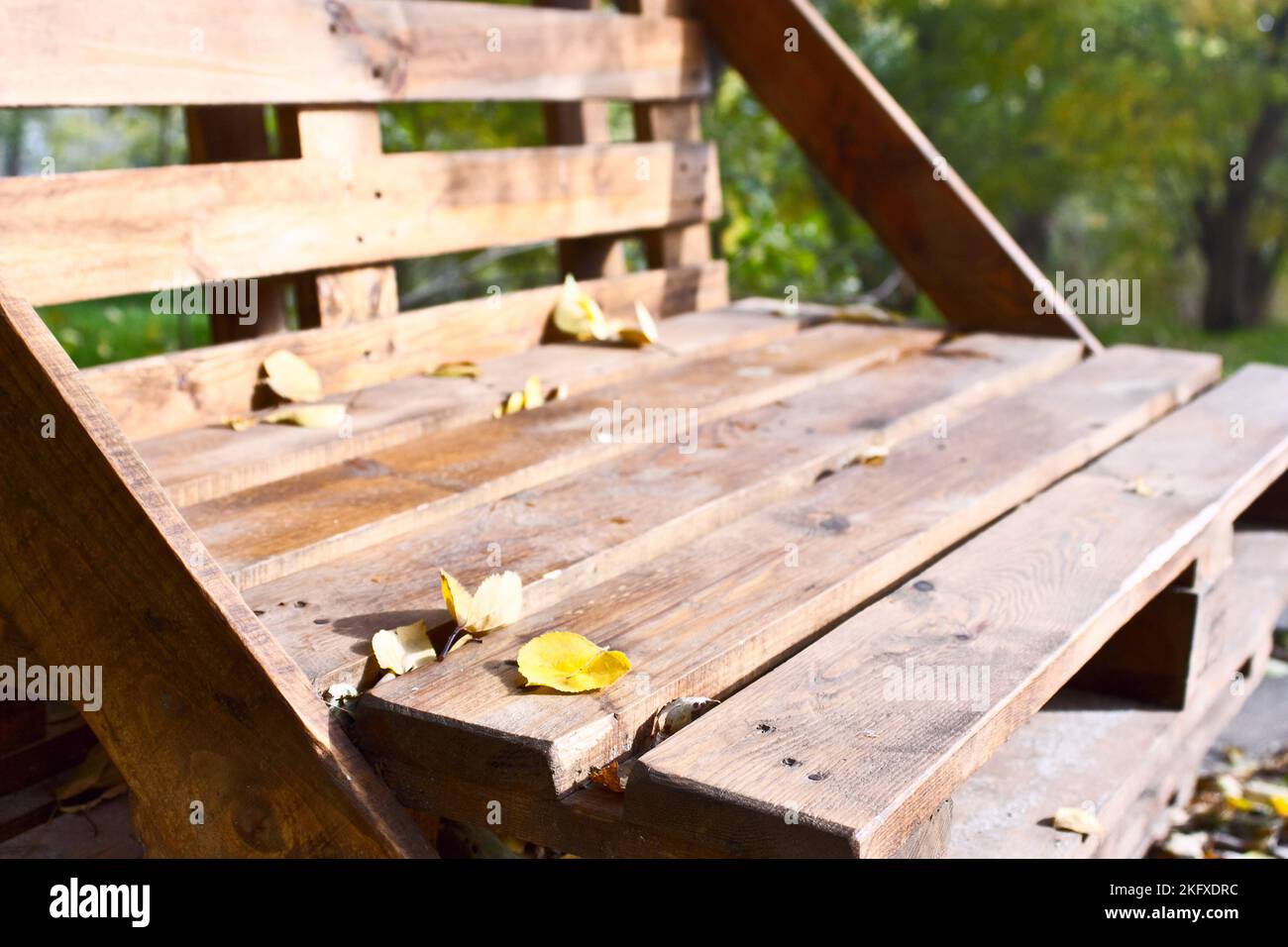 Pallet bench hi-res stock photography and images - Alamy