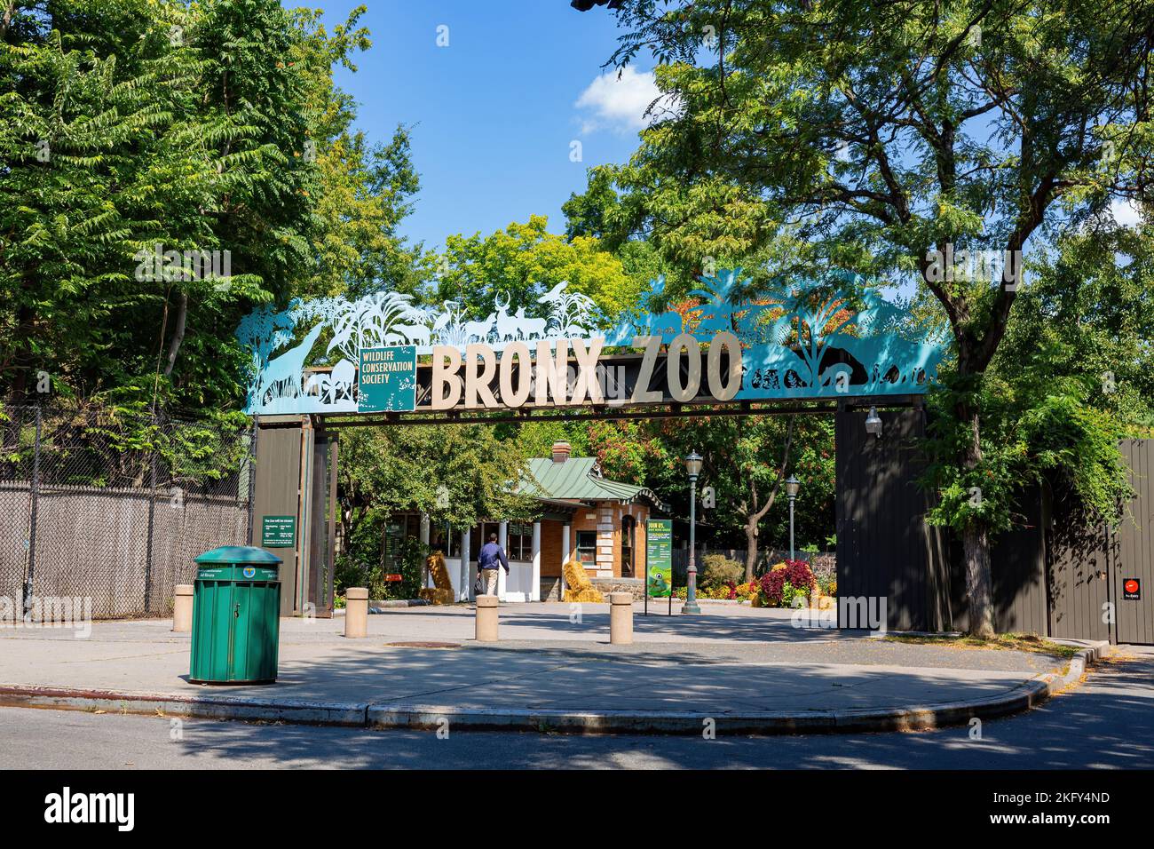 Entrance bronx zoo hi-res stock photography and images - Alamy