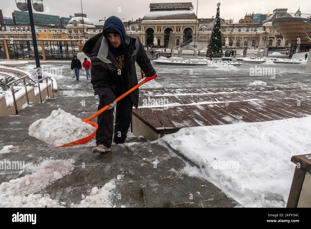 Moscow, Russia. 20th November, 2022 An employee of communal services removes snow after a snowfall on Paveletskaya Square in the center of Moscow city, Russia Stock Photo