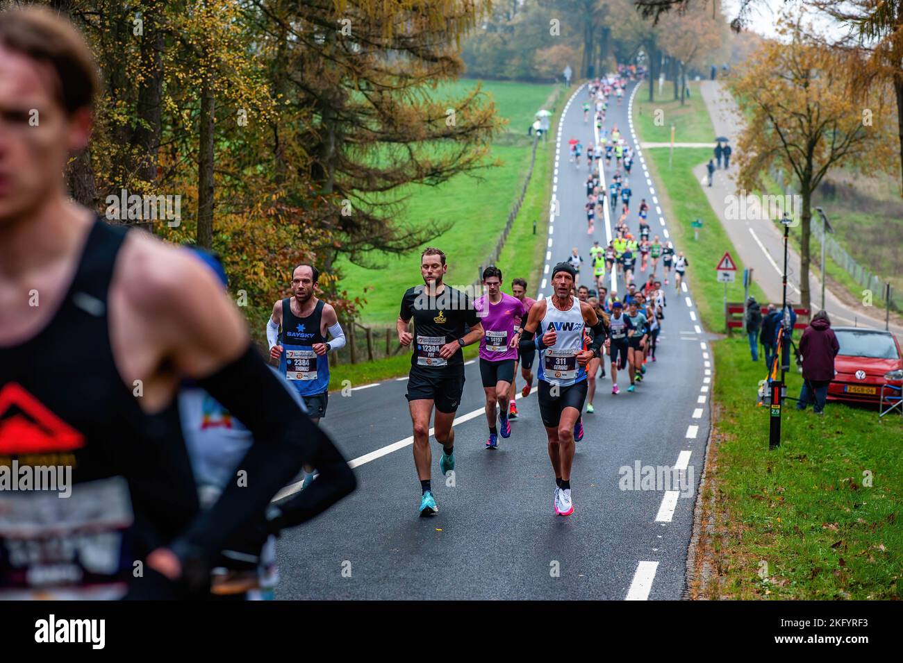 Thousands of runners are seen going up and down across the seven hills. About 17,500 participants ran the 'NN Zevenheuvelenloop' which has attracted thousands of runners from The Netherlands and abroad to Nijmegen for years. The course is considered one of the most beautiful in the country. In the men's race, Ugandan athlete Rogers Kibet won with a time of 42.08 minutes, and in the women's race, Kenyan athlete Beatrice Chepkoech won with a time of 47.18 minutes. They ran across the very well-known seven hills, located in Berg en Dal before arriving in Nijmegen. The meaning of Zevenheuvelenloop Stock Photo