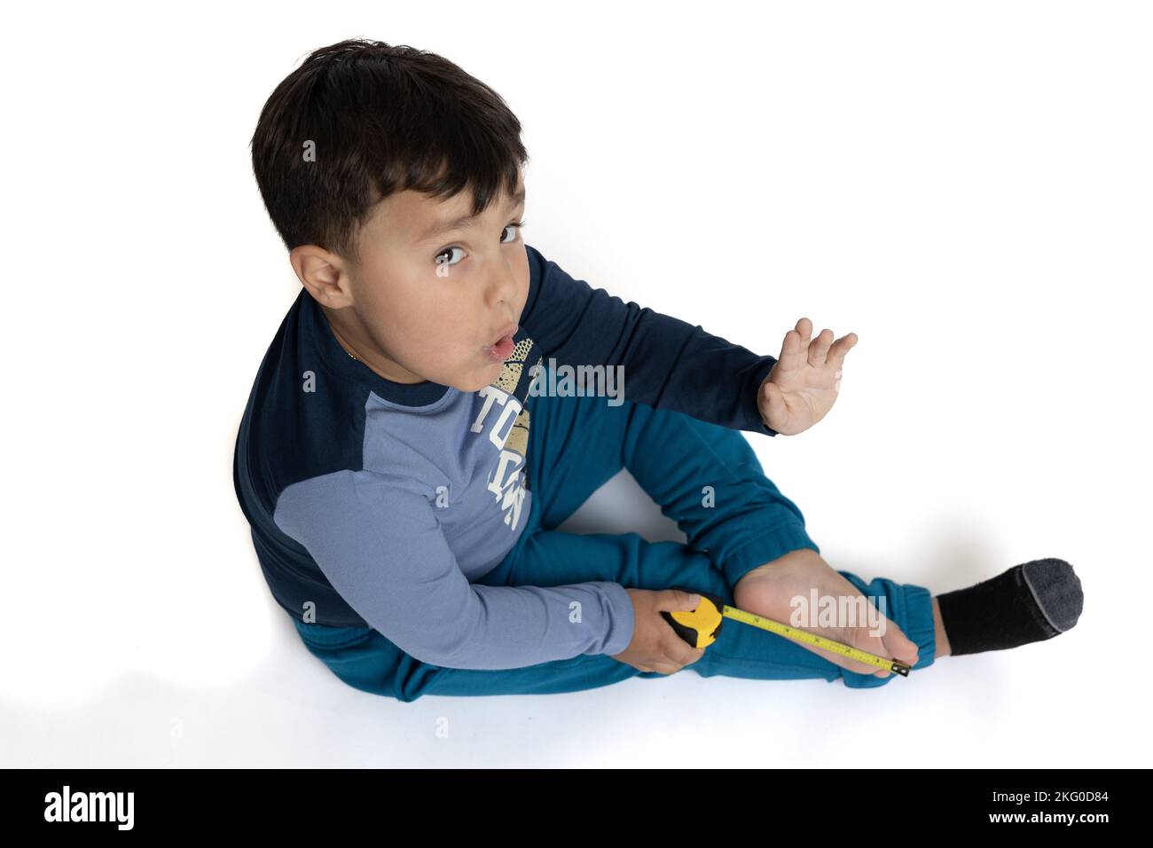 Child of about 4 years dressed in winter clothes, lying on the ground