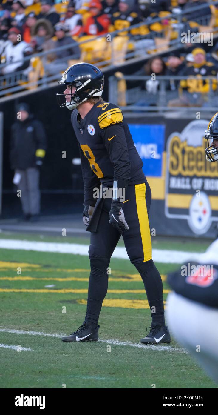 Pittsburgh, PA, USA. 20th Nov, 2022. Kenny Pickett (8) during the