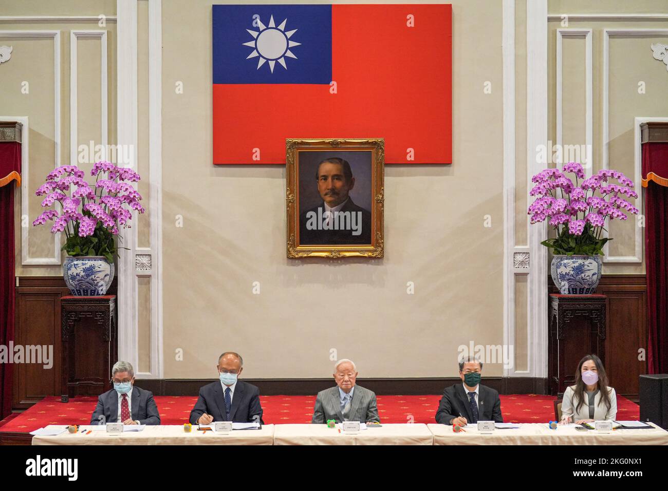 Taipei, Taiwan. 21st Nov, 2022. Morris Chang (C), Founder and former