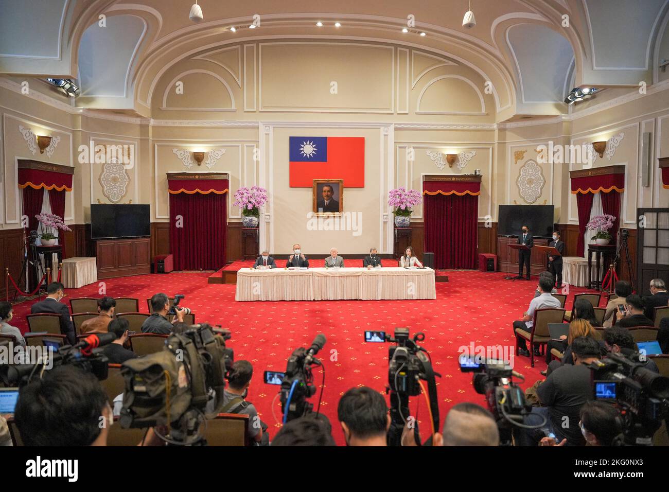 Taipei, Taiwan. 21st Nov, 2022. Morris Chang (C), Founder and former