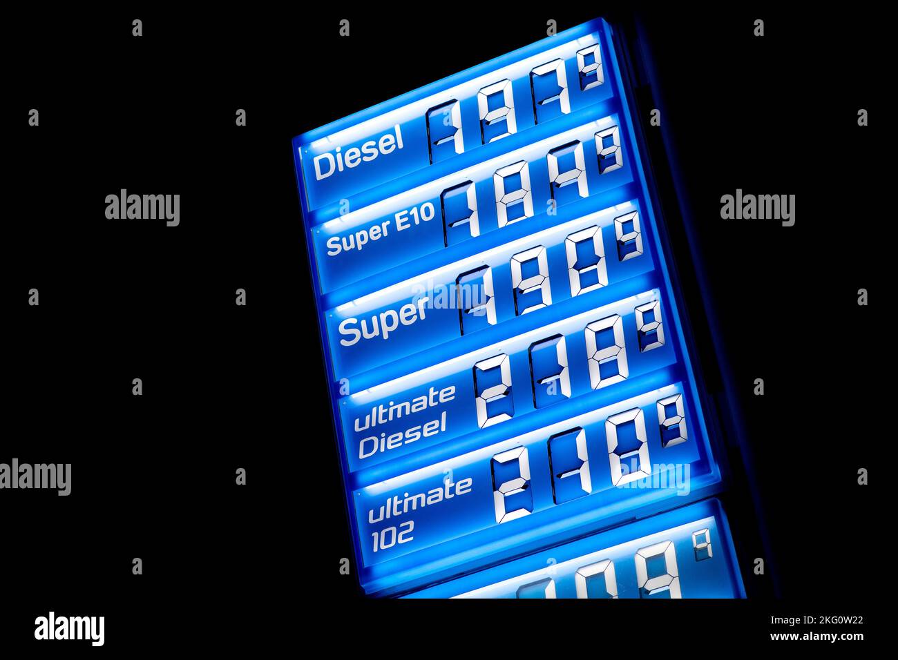 Oldenburg, Germany. 21st Nov, 2022. Prices for diesel, Super E10, Super ...