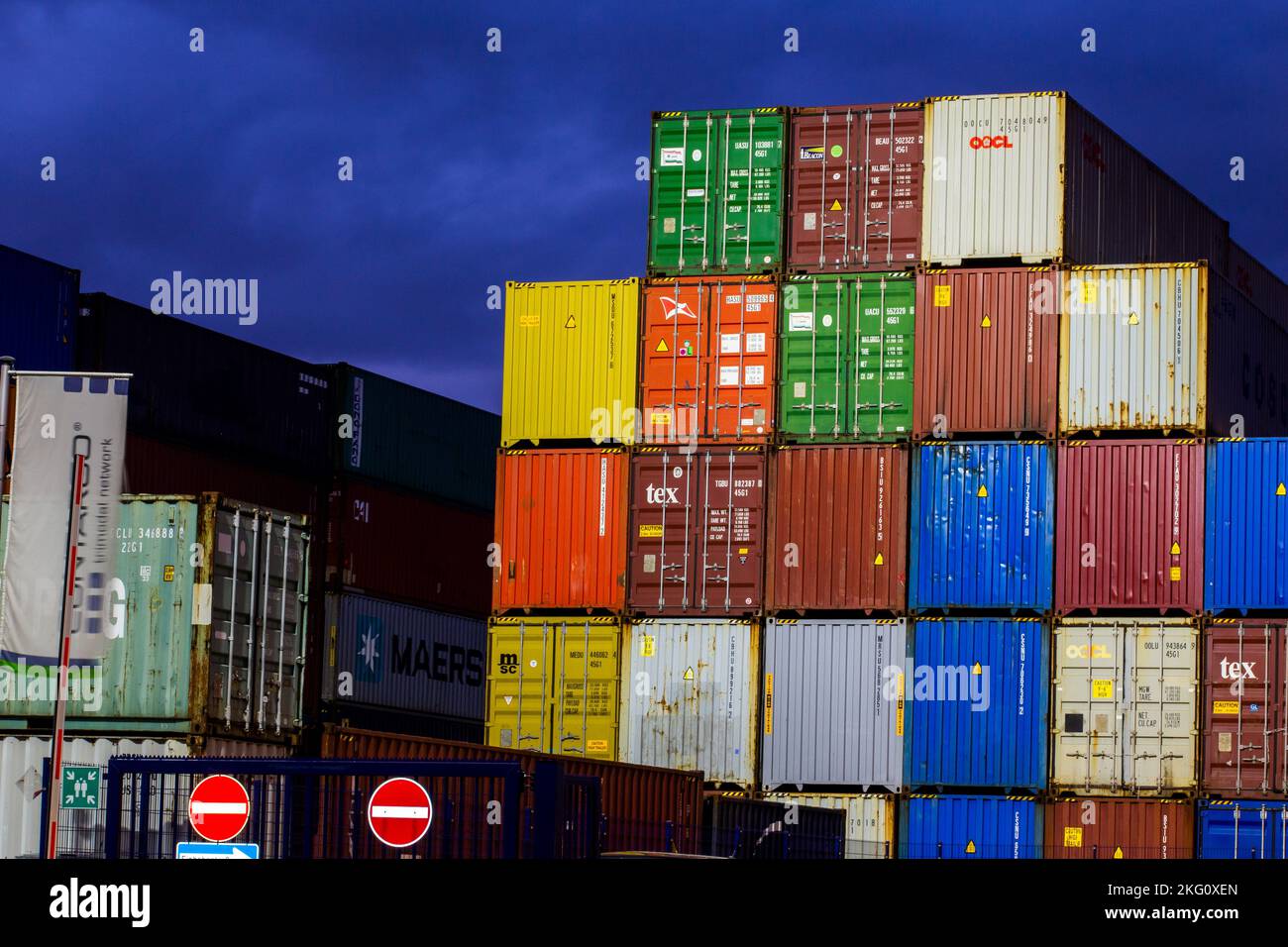 Containers in stack hi-res stock photography and images - Alamy