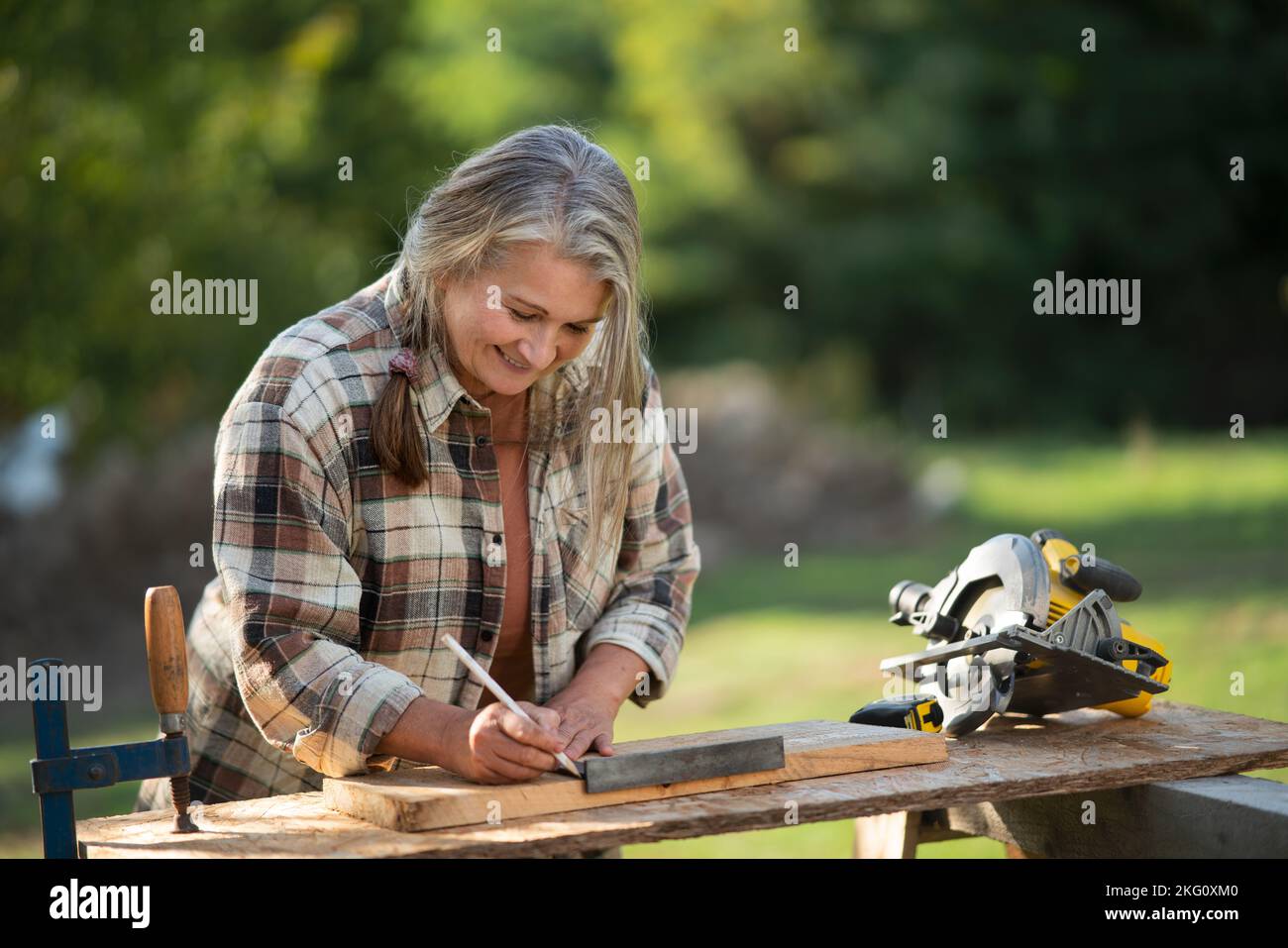 Handy female carpenter working in carpentry diy workshop outdoors Stock ...
