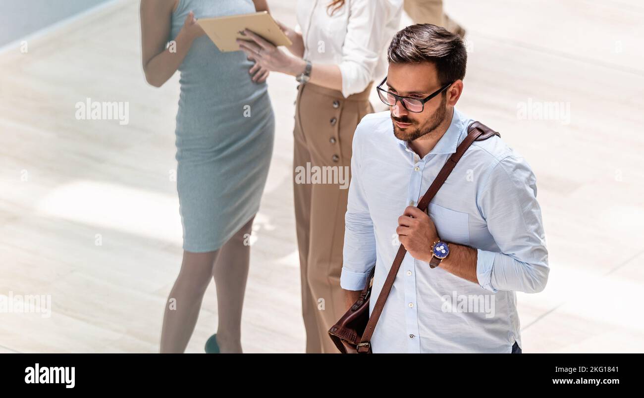 People standing outside a building hi-res stock photography and images ...