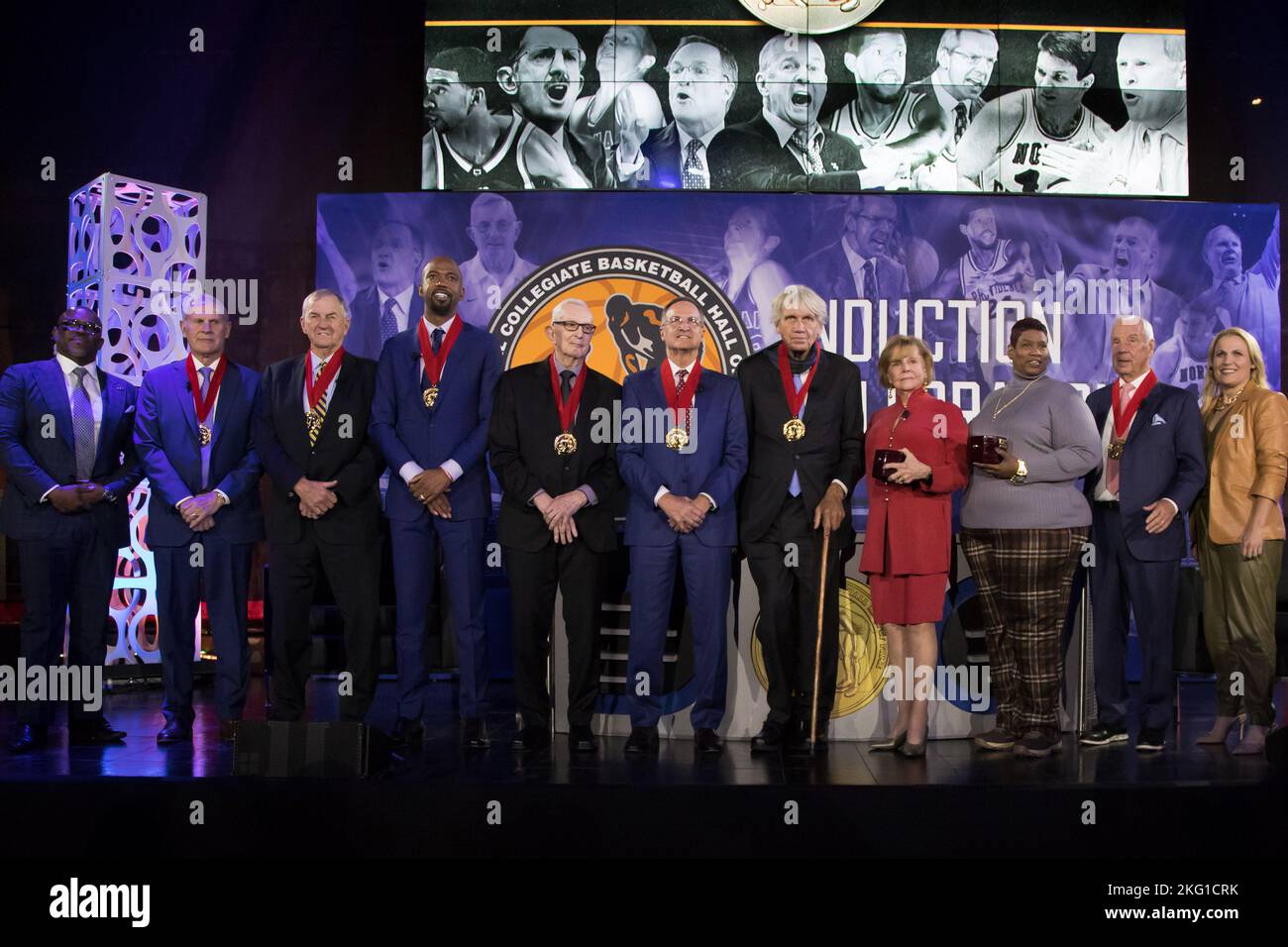 Kansas City, Missouri, USA. 20th Nov, 2022. Pictured are the final awards given at the 2022 Collegiate Basketball Experience - Hall of Fame (CBE-HOF) Induction Celebration held at T-Mobile Center, Kansas City, on November 20, 2022. From l-r are Master of Ceremonies Chris Walker of CBS Sports, Coach John Beilein, Coach Jim Calhoun, guard/forward Richard Hamilton, Coach Jerry Krause, Coach Lon Kruger; guard/forward Larry Miller, Barbara Selvy (wife of guard/forward Frank Selvy), Sonia Harrison (daughter of guard Jimmy Walker), Coach Roy Williams, and Master of Ceremonies Lisa Byington of Ball Stock Photo