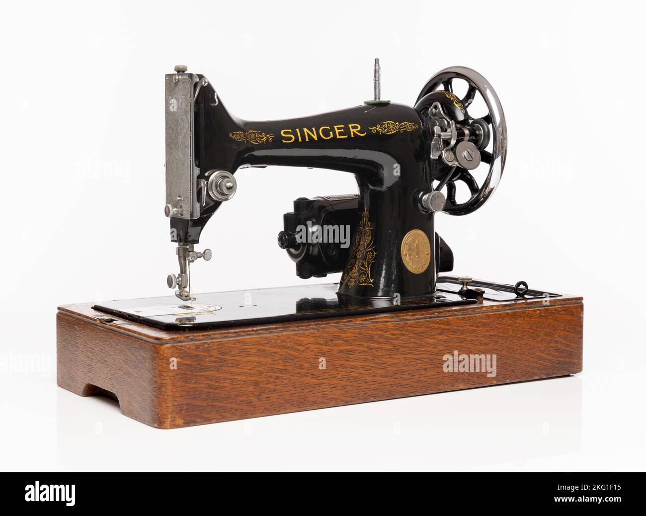 Old singer sewing machine hi-res stock photography and images - Alamy