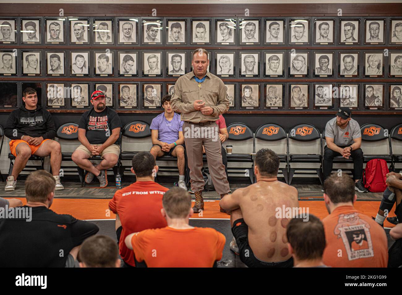 Master Sgt. Earl Plumlee, a Medal of Honor recipient, speaks to members of the Oklahoma State University wrestling team in Stillwater, Oklahoma, Oct. 22, 2022. Plumlee, a native Oklahoman, toured his home state Oct. 18-22. During his visit, Plumlee met with several groups and shared his experiences with them. (Oklahoma National Guard photo by Sgt. Anthony Jones) Stock Photo