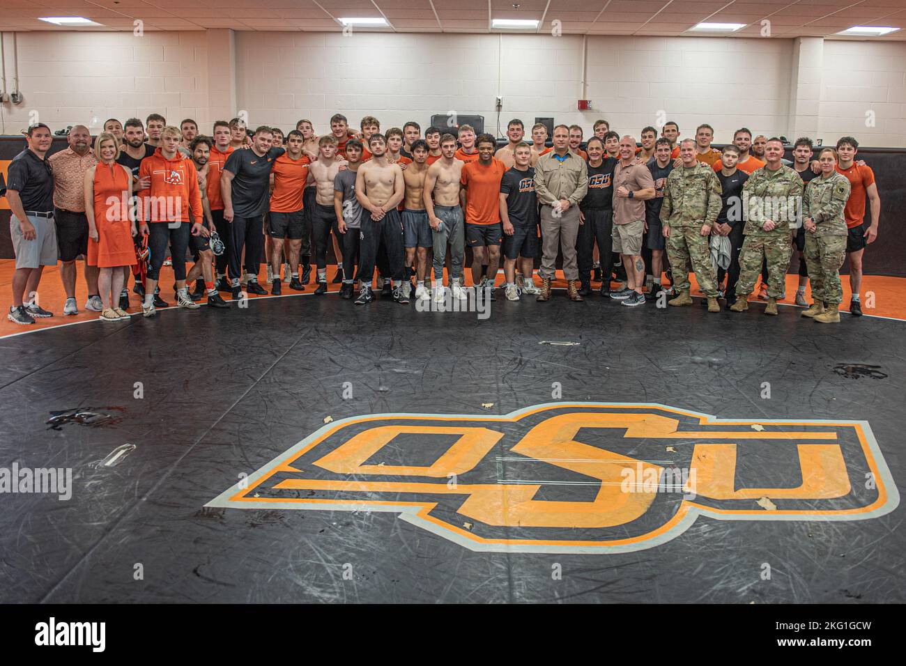 Master Sgt. Earl Plumlee, a Medal of Honor receipient, poses with members of the Oklahoma State University wrestling team in Stillwater, Oklahoma, Oct. 22, 2022. Plumlee, a native Oklahoman, toured his home state Oct. 18-22. During his visit, Plumlee met with several groups and shared his experiences with them. (Oklahoma National Guard photo by Sgt. Anthony Jones) Stock Photo