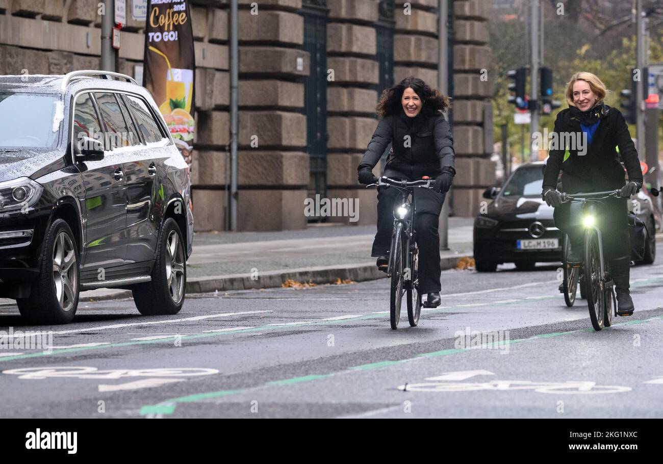 21 November 2022, Berlin: Bettina Jarasch (l, Bündnis 90/Die Grünen ...