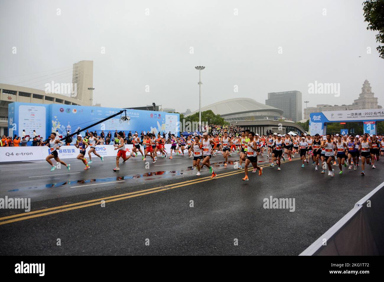 The 2022 Hangzhou Marathon kicks off at the Huanglong Sports Center in ...