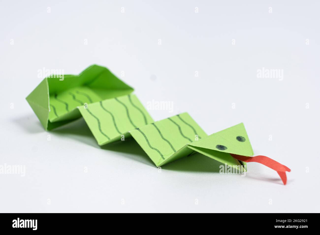 Оригами змея из бумаги для детей