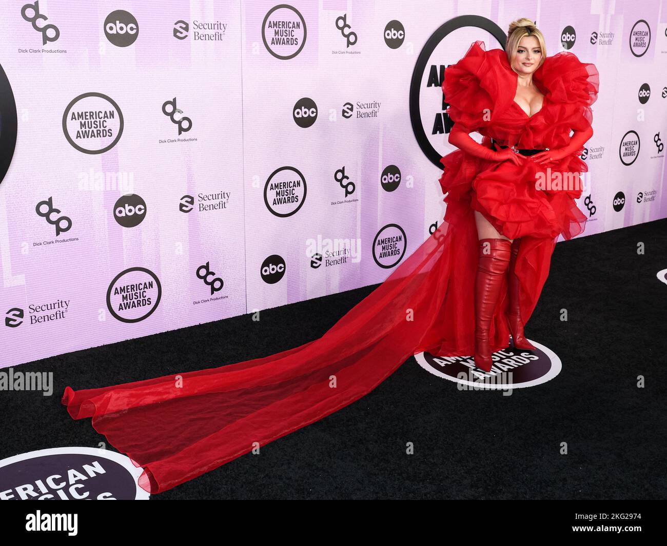 LOS ANGELES, CALIFORNIA, USA - NOVEMBER 20: Bebe Rexha (Bleta Rexha) wearing a Buerlangma dress and gloves by Atelier Biser arrives at the 2022 American Music Awards (50th Annual American Music Awards) held at Microsoft Theater at L.A. Live on November 20, 2022 in Los Angeles, California, United States. (Photo by Xavier Collin/Image Press Agency) Stock Photo
