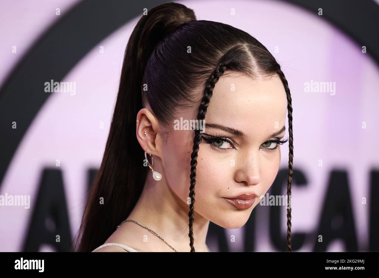 LOS ANGELES, CALIFORNIA, USA - NOVEMBER 20: Dove Cameron wearing Marc Jacobs FW22 RTW arrives at the 2022 American Music Awards (50th Annual American Music Awards) held at Microsoft Theater at L.A. Live on November 20, 2022 in Los Angeles, California, United States. (Photo by Xavier Collin/Image Press Agency) Stock Photo