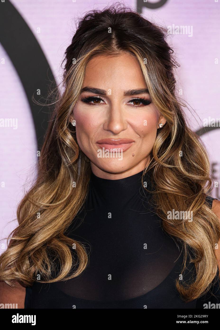 LOS ANGELES, CALIFORNIA, USA - NOVEMBER 20: Jessie James Decker arrives at the 2022 American Music Awards (50th Annual American Music Awards) held at Microsoft Theater at L.A. Live on November 20, 2022 in Los Angeles, California, United States. (Photo by Xavier Collin/Image Press Agency) Stock Photo