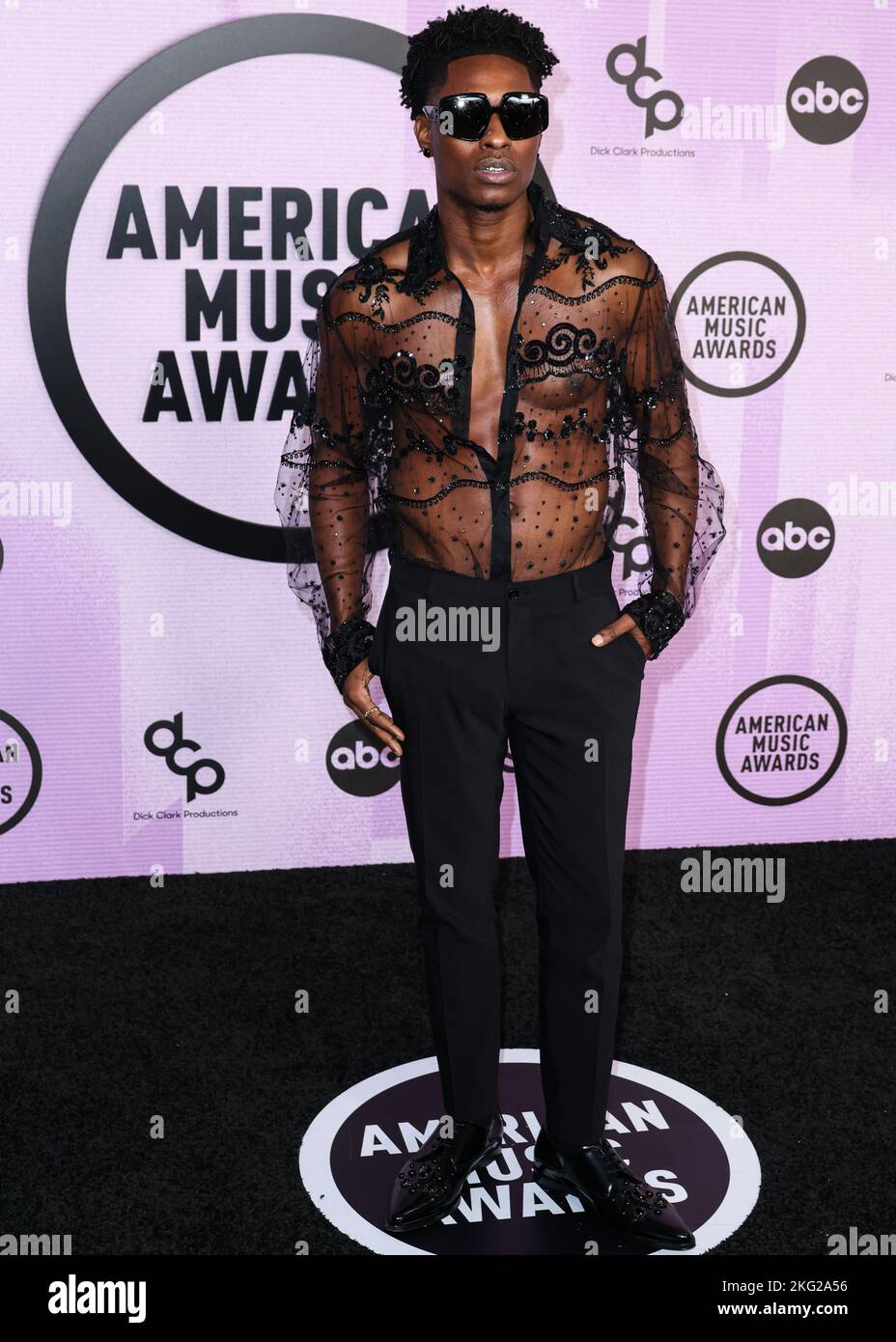 Los Angeles, United States. 20th Nov, 2022. LOS ANGELES, CALIFORNIA, USA - NOVEMBER 20: Lucky Daye (David Debrandon Brown) arrives at the 2022 American Music Awards (50th Annual American Music Awards) held at Microsoft Theater at L.A. Live on November 20, 2022 in Los Angeles, California, United States. (Photo by Xavier Collin/Image Press Agency) Credit: Image Press Agency/Alamy Live News Stock Photo