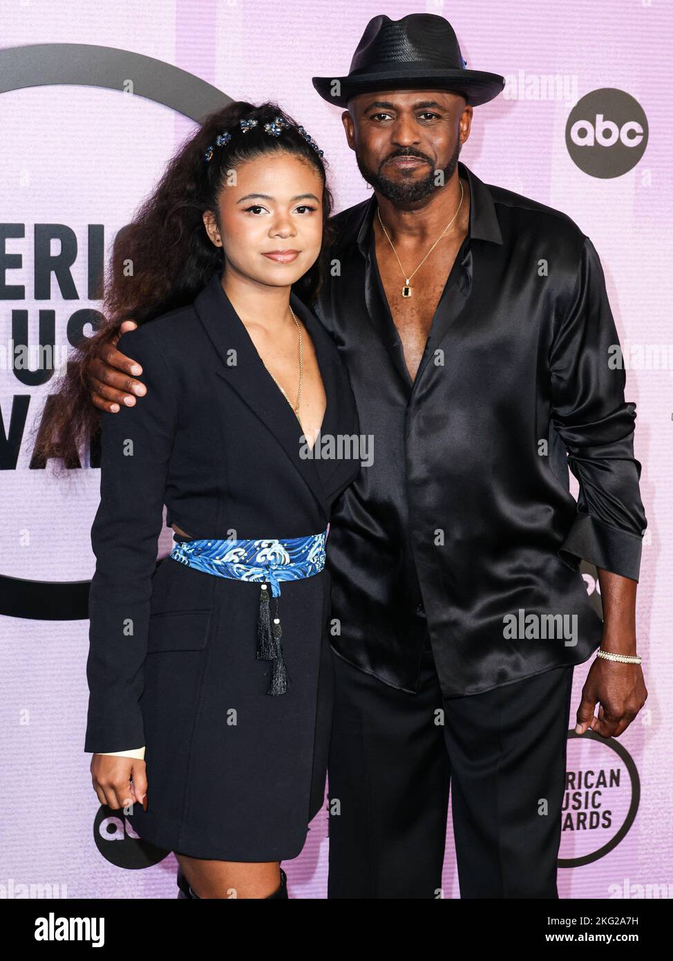 Los Angeles, United States. 20th Nov, 2022. LOS ANGELES, CALIFORNIA, USA - NOVEMBER 20: Maile Masako Brady and father Wayne Brady arrive at the 2022 American Music Awards (50th Annual American Music Awards) held at Microsoft Theater at L.A. Live on November 20, 2022 in Los Angeles, California, United States. (Photo by Xavier Collin/Image Press Agency) Credit: Image Press Agency/Alamy Live News Stock Photo
