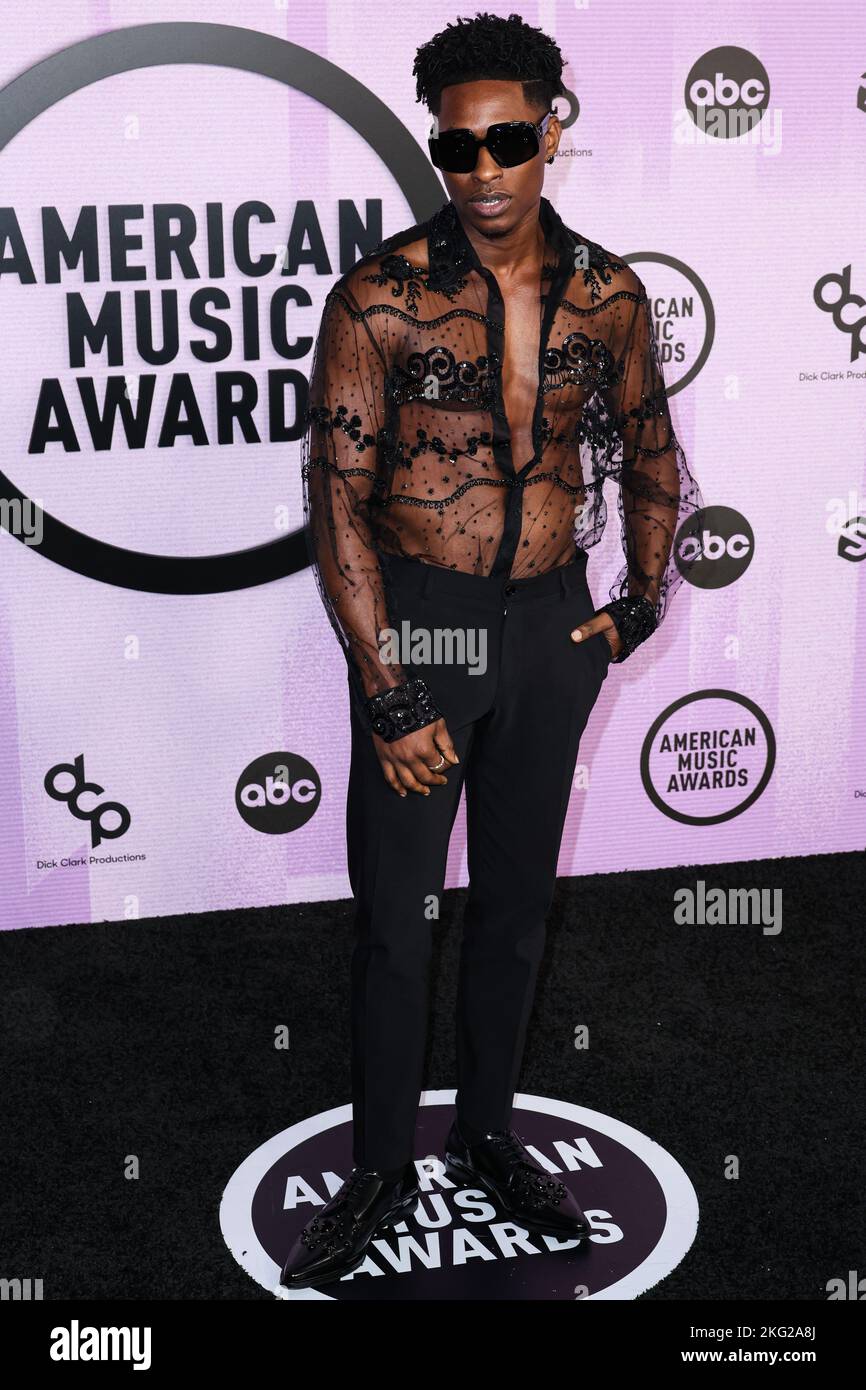 Los Angeles, United States. 20th Nov, 2022. LOS ANGELES, CALIFORNIA, USA - NOVEMBER 20: Lucky Daye (David Debrandon Brown) arrives at the 2022 American Music Awards (50th Annual American Music Awards) held at Microsoft Theater at L.A. Live on November 20, 2022 in Los Angeles, California, United States. (Photo by Xavier Collin/Image Press Agency) Credit: Image Press Agency/Alamy Live News Stock Photo