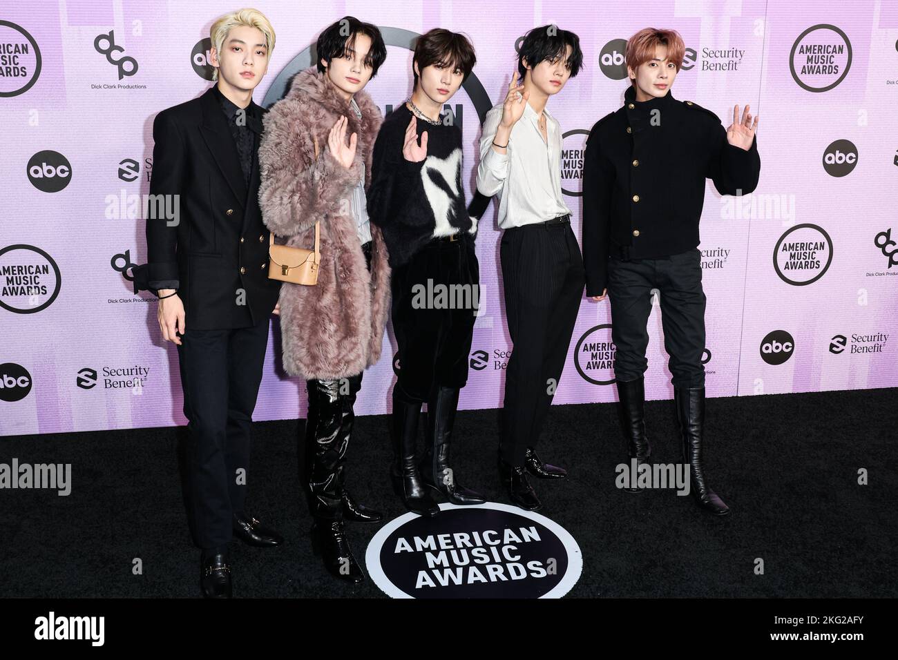 Los Angeles, United States. 20th Nov, 2022. LOS ANGELES, CALIFORNIA, USA - NOVEMBER 20: Soobin, HueningKai, Beomgyu, Yeonjun and Taehyun of TOMORROW X TOGETHER (TXT) arrive at the 2022 American Music Awards (50th Annual American Music Awards) held at Microsoft Theater at L.A. Live on November 20, 2022 in Los Angeles, California, United States. (Photo by Xavier Collin/Image Press Agency) Credit: Image Press Agency/Alamy Live News Stock Photo