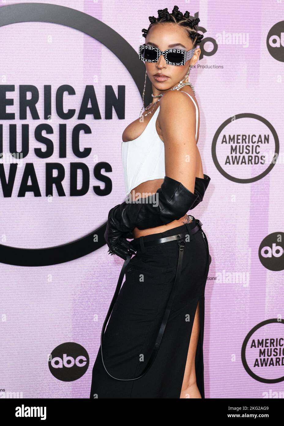 Los Angeles, United States. 20th Nov, 2022. LOS ANGELES, CALIFORNIA, USA - NOVEMBER 20: Tinashe (Tinashe Jorgensen Kachingwe) wearing Marc Jacobs FW22 RTW arrives at the 2022 American Music Awards (50th Annual American Music Awards) held at Microsoft Theater at L.A. Live on November 20, 2022 in Los Angeles, California, United States. (Photo by Xavier Collin/Image Press Agency) Credit: Image Press Agency/Alamy Live News Stock Photo