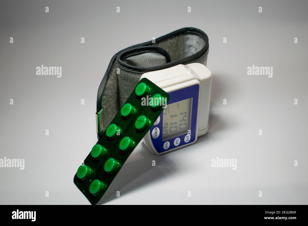 Monitoring with tablets at high or low pressure shown on the tonometer