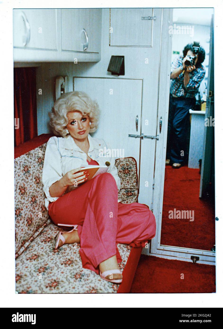 Country superstar Dolly Parton being photographed on her tour bus in 1978, somewhere in the Midwest. Stock Photo