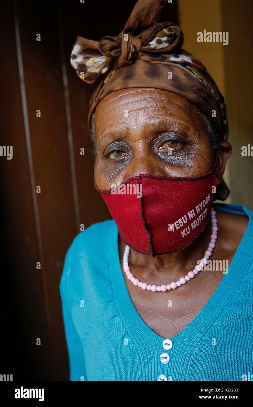 Elderly woman with a face mask hi-res stock photography and images - Alamy