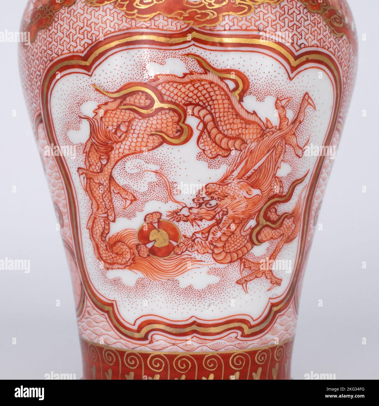 Jar Kutani Porcelain Dragon, Foo dog Fine Japanese Kutani